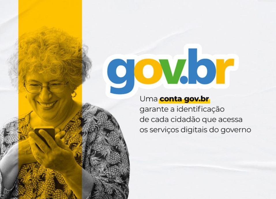 Imagem de uma senhora com o celular na mão sorrindo com os dizeres ao lado: "Gov.br - uma conta gov.br garante a identificação de cada cidadão que acessa os serviços digitais do governo". Golpe do abono natalino. Atenção Aposentados! Programa Abono Natalino é falso