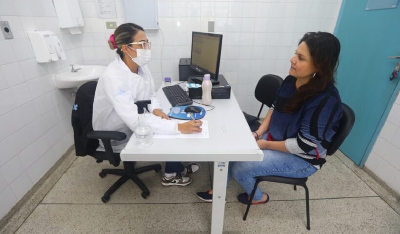 mulher sentada em consultório de frente com profissional da saúde de SJC. Prefeitura de São José abre UBSs neste sábado para Bem Me Quero