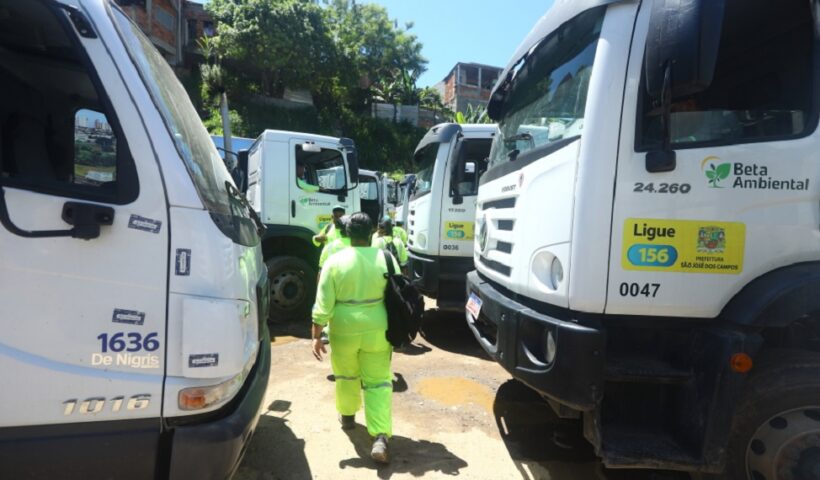 Funcionários da Beta Ambiental de SJC, ao lado de caminhões da empresa. Prefeitura de São José vai contratar nova empresa de coleta de lixo orgânico