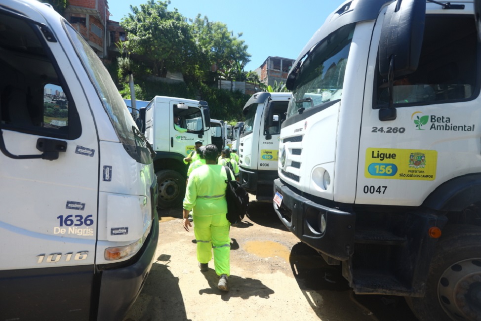 Funcionários da Beta Ambiental de SJC, ao lado de caminhões da empresa. Prefeitura de São José vai contratar nova empresa de coleta de lixo orgânico