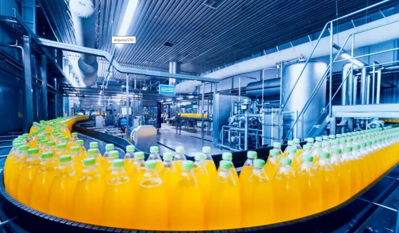Embalagens de suco em indústria nacional. Brasil supera Canadá e se torna a nona economia do mundo em 2023