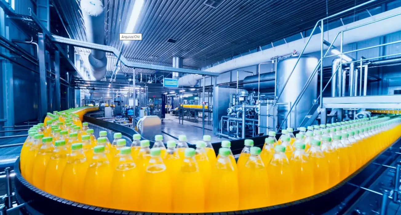 Embalagens de suco em indústria nacional. Brasil supera Canadá e se torna a nona economia do mundo em 2023