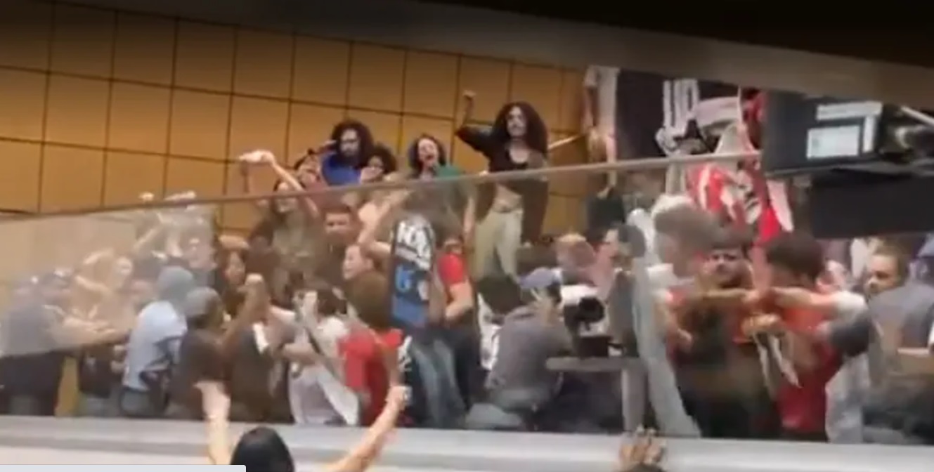 Manifestantes protestam contra a privatização da Sabesp na Alesp. Após sessão tumultuada, privatização da Sabesp é aprovada na Alesp