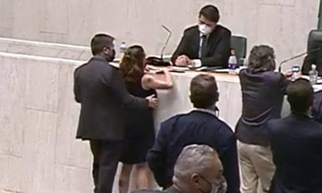 fernando cury atrás de isa penna na Alesp