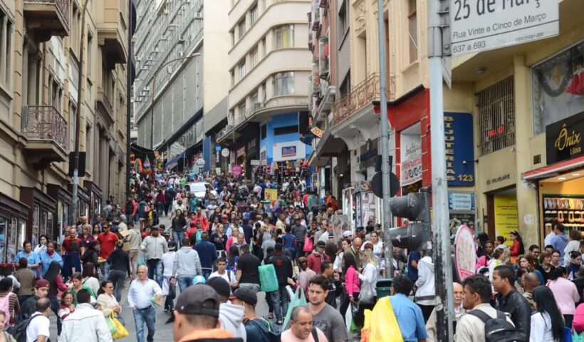 Ladeira Porto Geral em São Paulo com muitos transeuntes. População parda supera a branca pela 1ª vez desde 1872, aponta Censo 2022