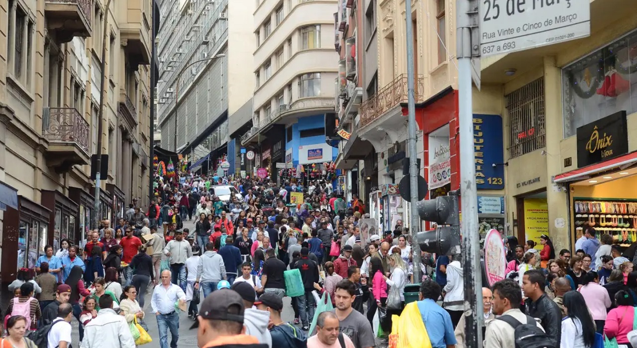 Ladeira Porto Geral em São Paulo com muitos transeuntes. População parda supera a branca pela 1ª vez desde 1872, aponta Censo 2022