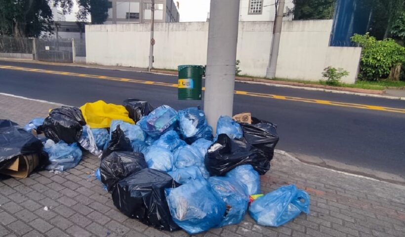 Lixo acumulado em calçada. Prefeitura de São José segue com força-tarefa na coleta de lixo