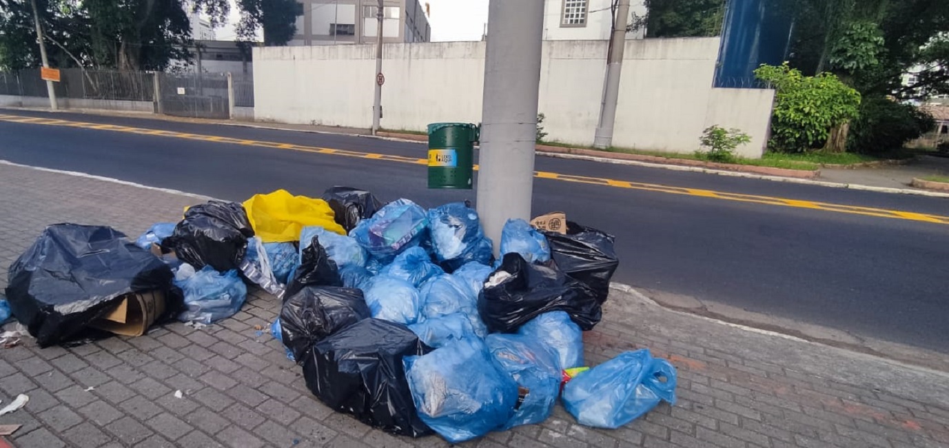 lixo acumulado em são josé dos campos. Prefeitura de São José segue com força-tarefa na coleta de lixo