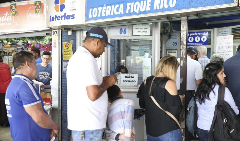 fila de apostadores em lotérica. Sorteio da Mega da Virada é neste domingo