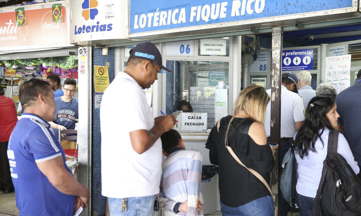fila de apostadores em lotérica. Sorteio da Mega da Virada é neste domingo