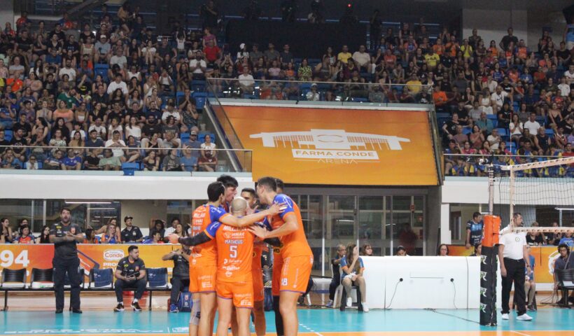 Jogadores do Vôlei São José comemoram sétima vitória na Superliga Nacional 23/24 diante de um ótimo público na Farma Conde Arena