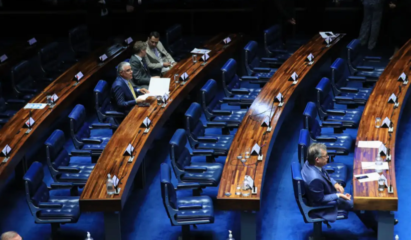 Senadores em plenário quase vazio no Congresso. Senado aprova a criação do Ministério do Empreendedorismo