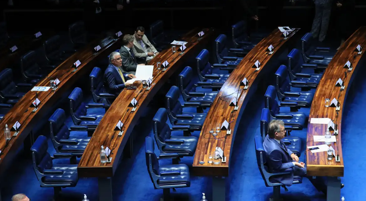 Senadores em plenário quase vazio no Congresso. Senado aprova a criação do Ministério do Empreendedorismo