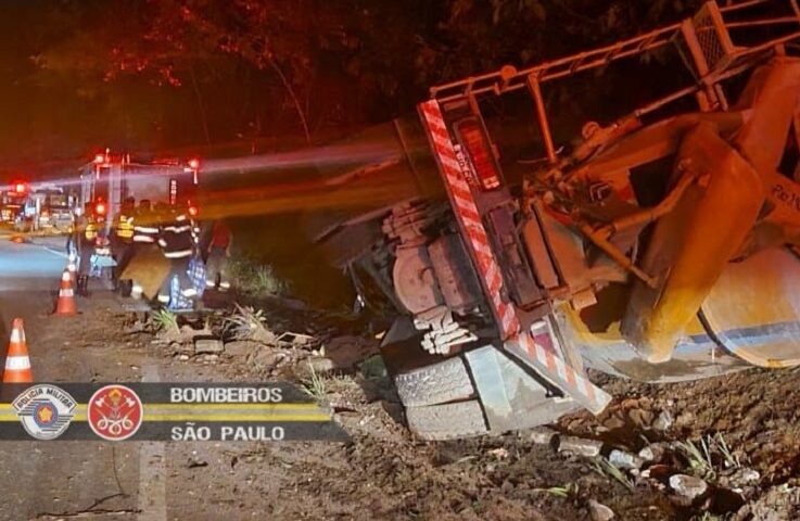caminhão tombado em pinda com agendes do samu em volta. Motorista fica preso nas ferragens após caminhão tombar na Floriano Rodrigues Pinheiro, em Pinda