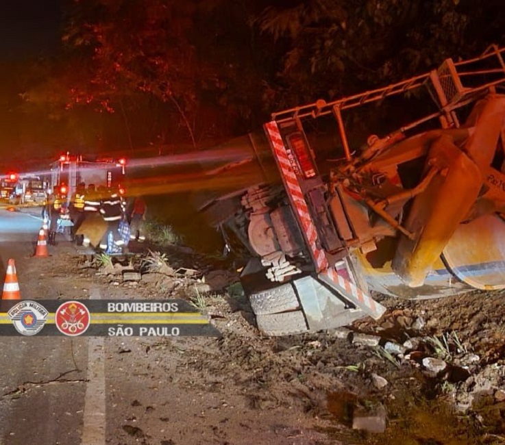 caminhão tombado em pinda com agendes do samu em volta. Motorista fica preso nas ferragens após caminhão tombar na Floriano Rodrigues Pinheiro, em Pinda