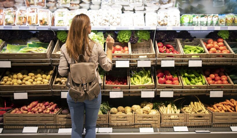 mulher-bonita-em-frente-a-prateleiras-de-vegetais-escolhendo-o-que-comprar./ Valor da cesta básica no Vale do Paraíba registra aumento 0,34% em novembro, aponta Nupes