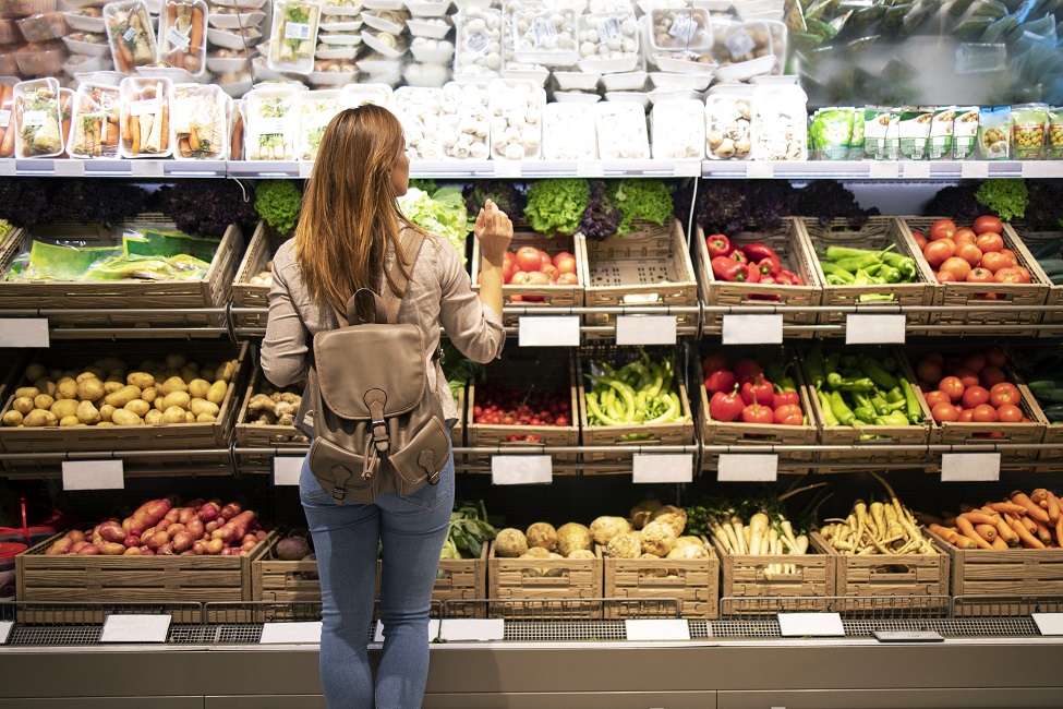 mulher-bonita-em-frente-a-prateleiras-de-vegetais-escolhendo-o-que-comprar./ Valor da cesta básica no Vale do Paraíba registra aumento 0,34% em novembro, aponta Nupes