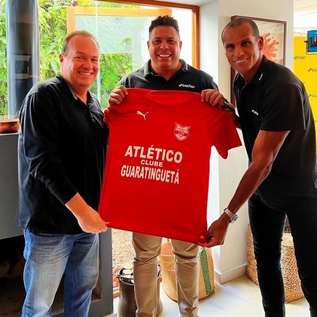 Presidente do Atlético Guaratinguetá, Carlos Arini, ao lado de Ronaldo e Rivaldo, heróis do pentacampeonato mundial do Brasil em 2002