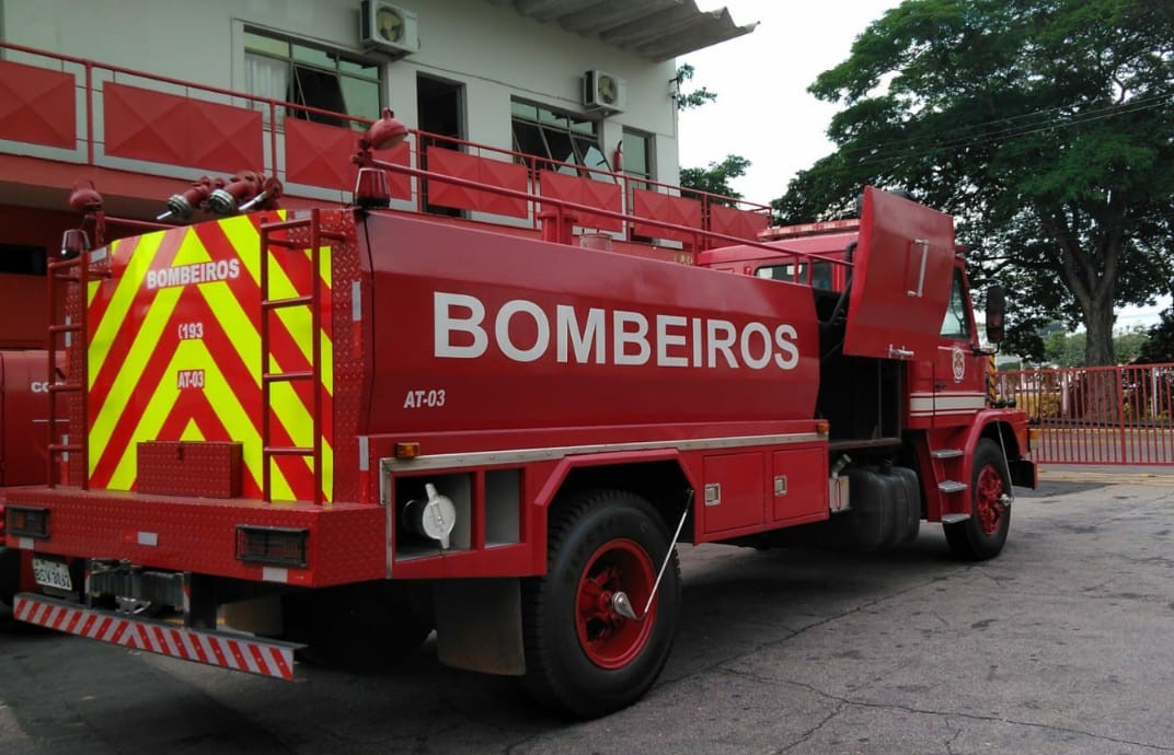 Um incêndio atingiu uma área de cerca de 8 mil metros quadrados em um terreno no bairro Araretama, em Pindamonhangaba.