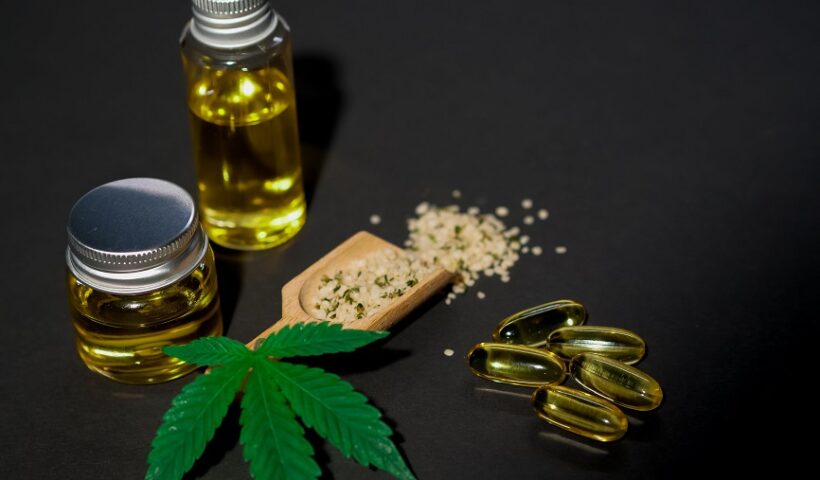 folha de maconha ao lado de medicamentos à base de cannabidiol. Governo de SP regulamenta lei que permite distribuição de remédios à base de canabidiol no SUS