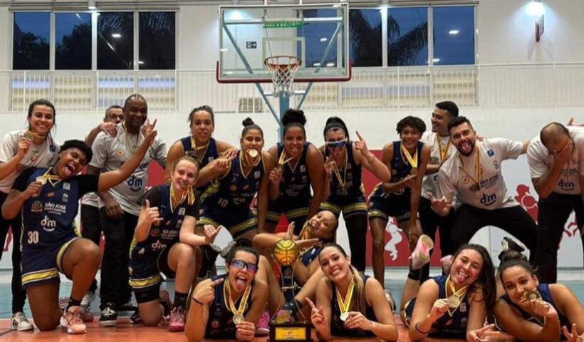 Jogadoras do São José Basketball Feminino comemoram título do Paulista Sub-20 sobre o Bradesco Osasco
