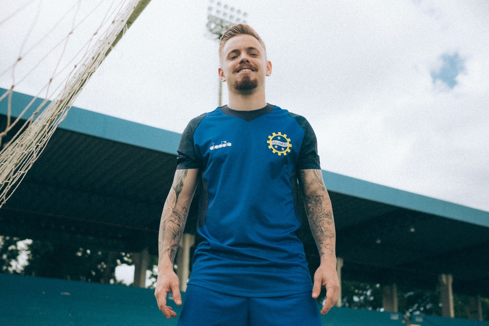 Nicholas vestindo a camisa azul do São José EC para a temporada 2024
