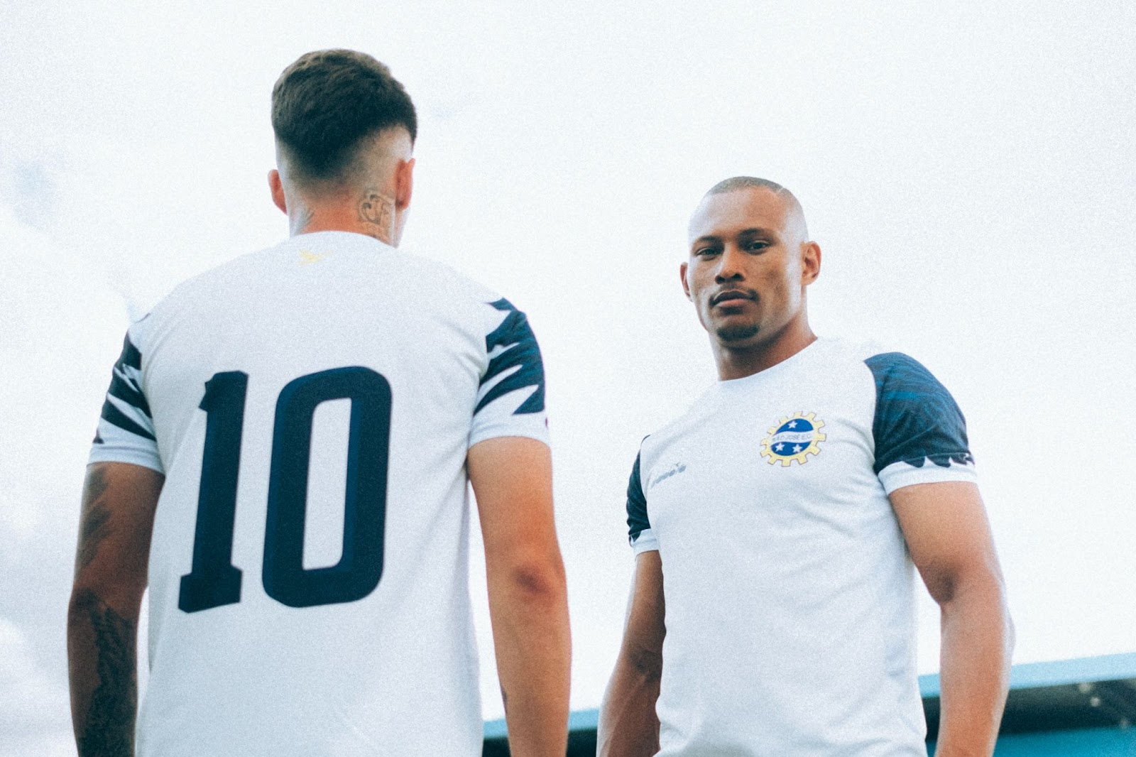 Léo Pereira e Gustavo Nicola vestem a camisa branca do São José EC para a temporada 2024