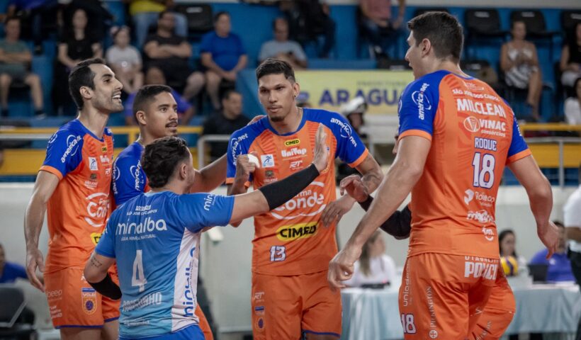 Jogadores do Vôlei São José comemoram vitória sobre o Araguari, fora de casa