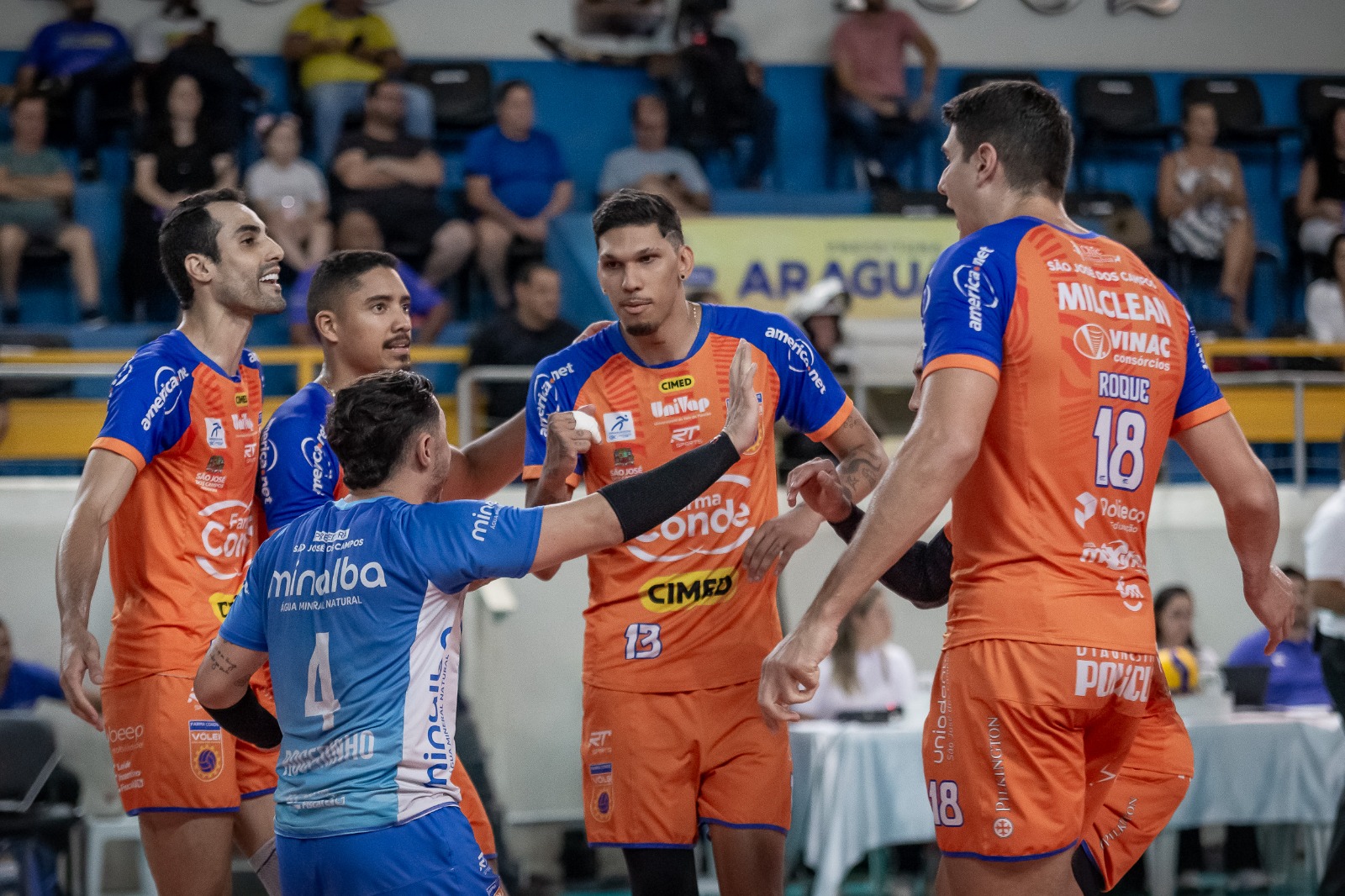 Jogadores do Vôlei São José comemoram vitória sobre o Araguari, fora de casa. Foto: Bruno Cunha