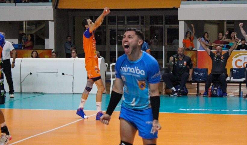 Jogadores do Vôlei São José comemoram vitória sobre o Campinas na Farma Conde Arena