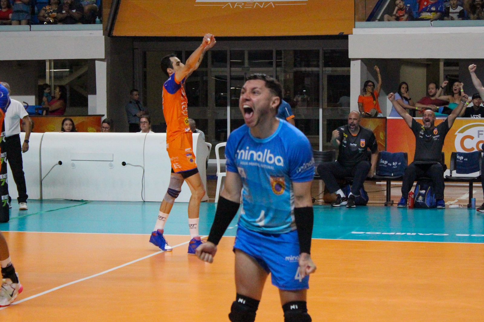 Jogadores do Vôlei São José comemoram vitória sobre o Campinas na Farma Conde Arena. Foto: Victor Barreto/ Agência NTZ