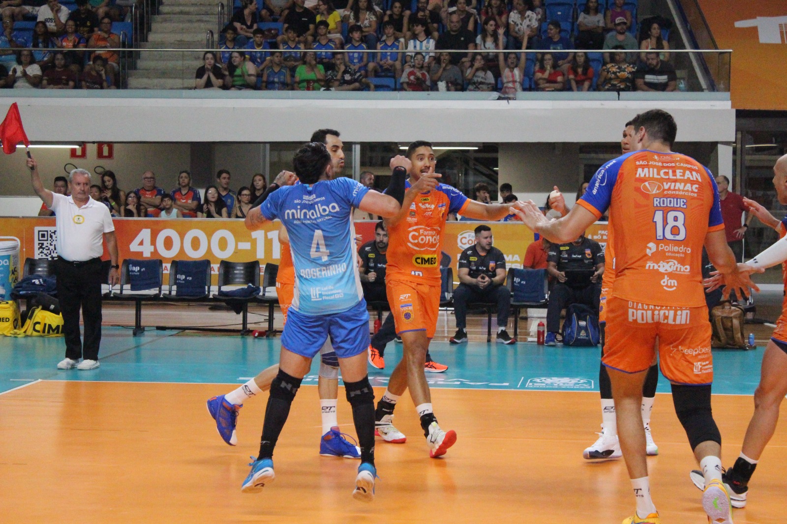 Jogadores do Vôlei São José comemoram vitória na Farma Conde Arena