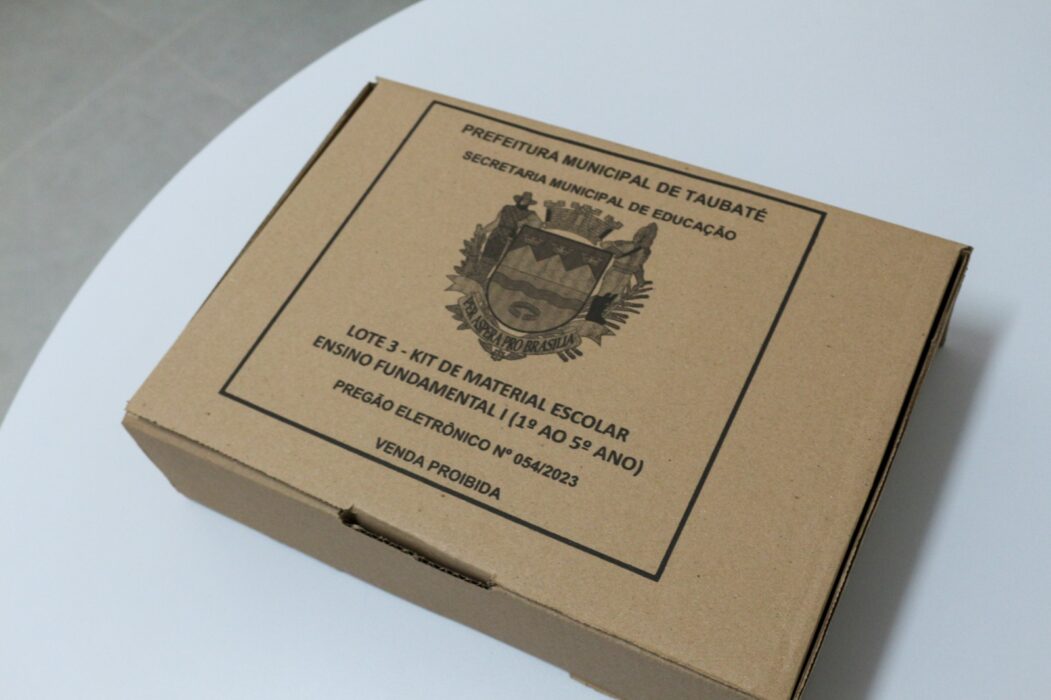 Prefeitura de Taubaté distribui kits de materiais para escolas