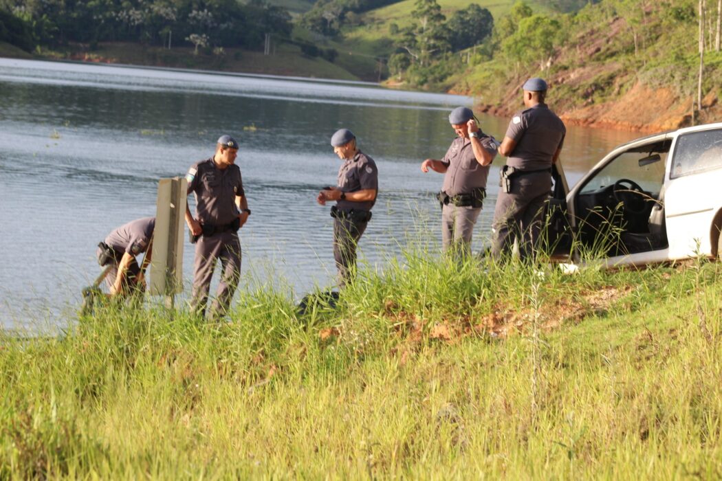 Idosa e criança morrem após carro cair em represa