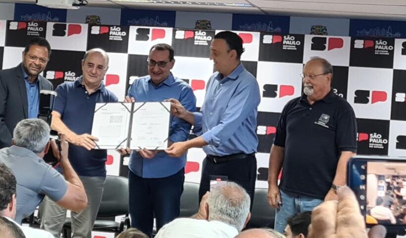 Felicio e Anderson assinam convênio para construção de 200 unidades habitacionais em São José