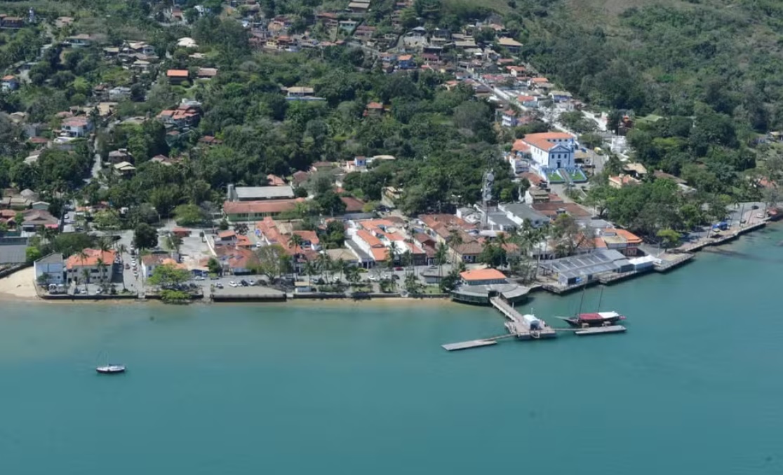 Imagem aérea de Ilhabela. Seguem as buscas pelo helicóptero desaparecido que seguia de SP para Ilhabela