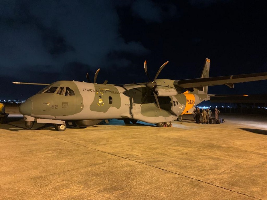 Foto da aeronave da FAB, o SC-105 Amazonas. Seguem as buscas pelo helicóptero desaparecido que seguia de SP para Ilhabela