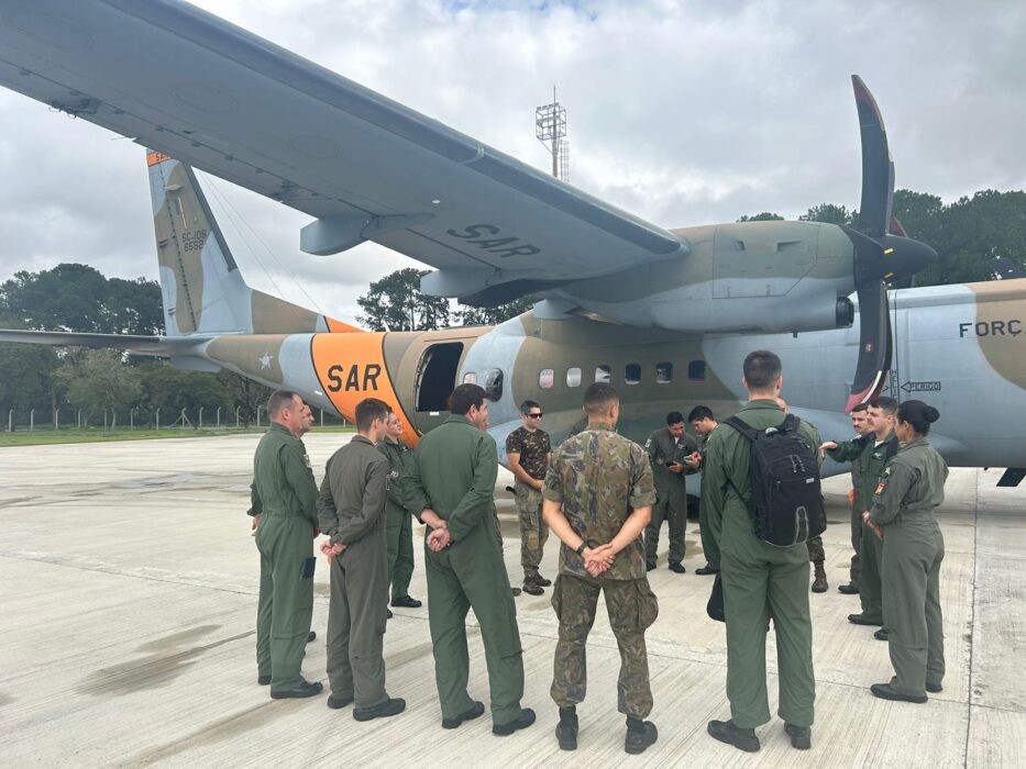 Buscas pelo helicóptero desaparecido são prejudicadas