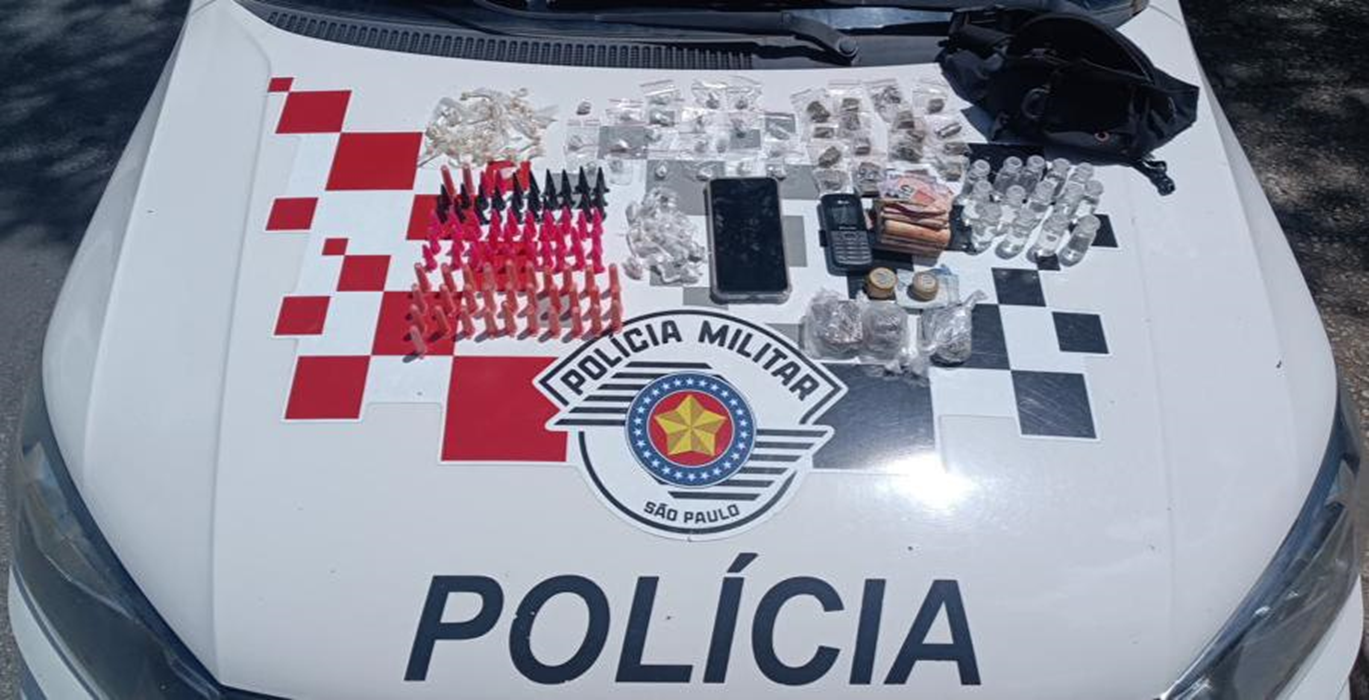 Homem é preso por tráfico após quase bater em viatura da PM