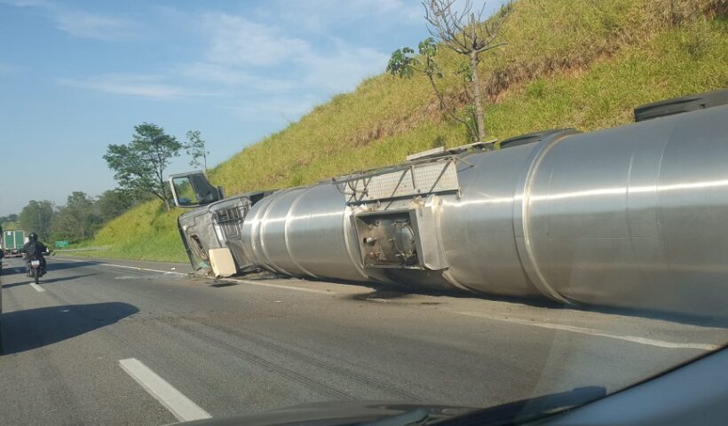 tanque de combustível tombado na via Dutra. Dutra tem trânsito liberado após retirada de carreta com gasolina que tombou em Pinda, SP