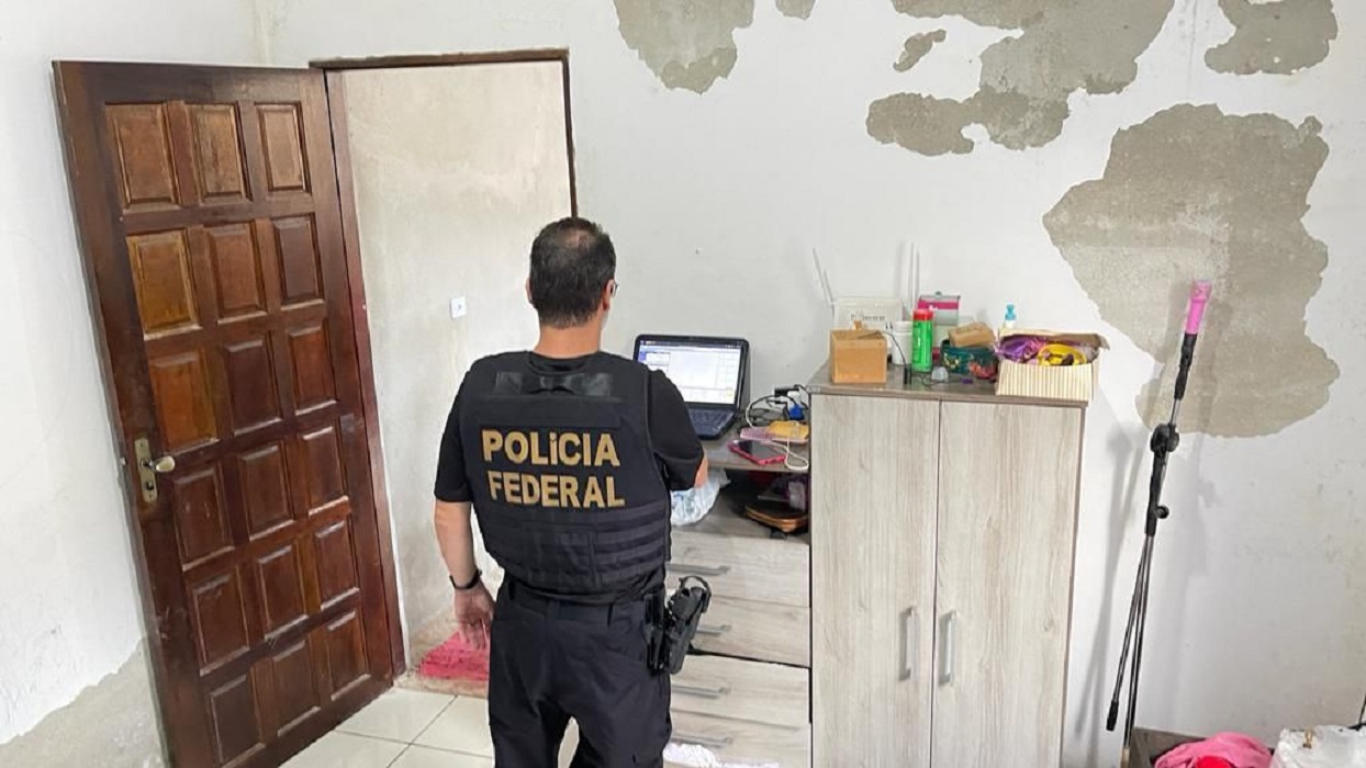 PF cumpre mandado de busca e apreensão por armazenamento de pornografia infantil