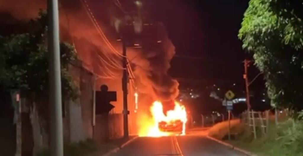 Ônibus é incendiado em São José dos Campos durante protesto. Foto: Comunicação Social Vale
