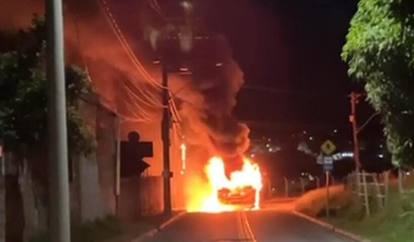 Ônibus é incendiado em São José dos Campos durante protesto. Foto: Comunicação Social Vale