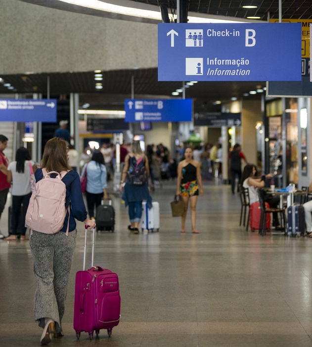 Exigência de vistos: foto de pessoas caminhando em saguão de aeroporto