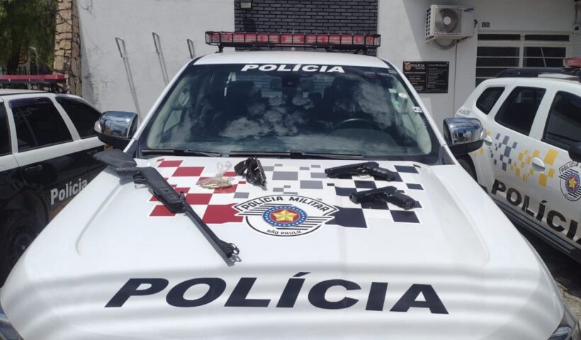 Um corpo foi encontrado boiando na noite desta terça-feira (22), na barragem da Usina PCH, no rio Paraíba do Sul, em Lavrinhas. A Polícia Civil investiga o caso como morte suspeita. De acordo com o boletim de ocorrência, o Corpo de Bombeiros foi acionado por volta das 17h30.