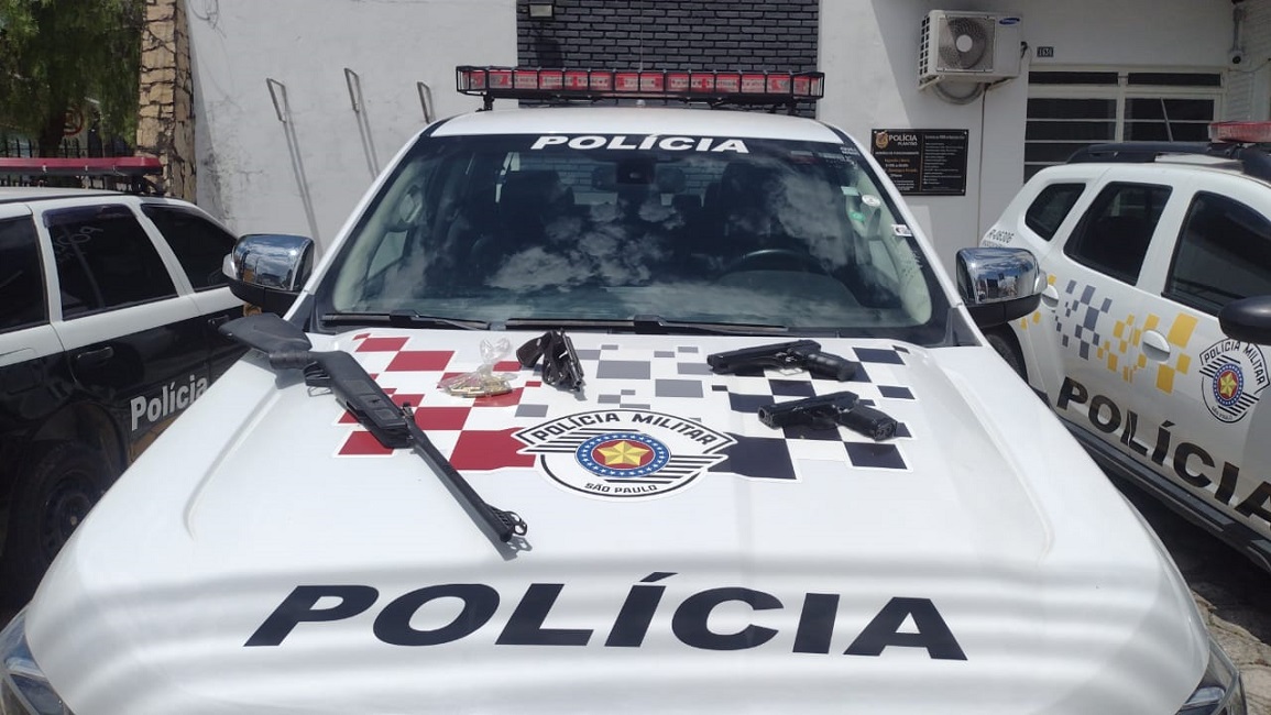 armas de fogo sobre o capô de viatura da pm. Homem é preso por porte ilegal de arma após agredir esposa em Guaratinguetá