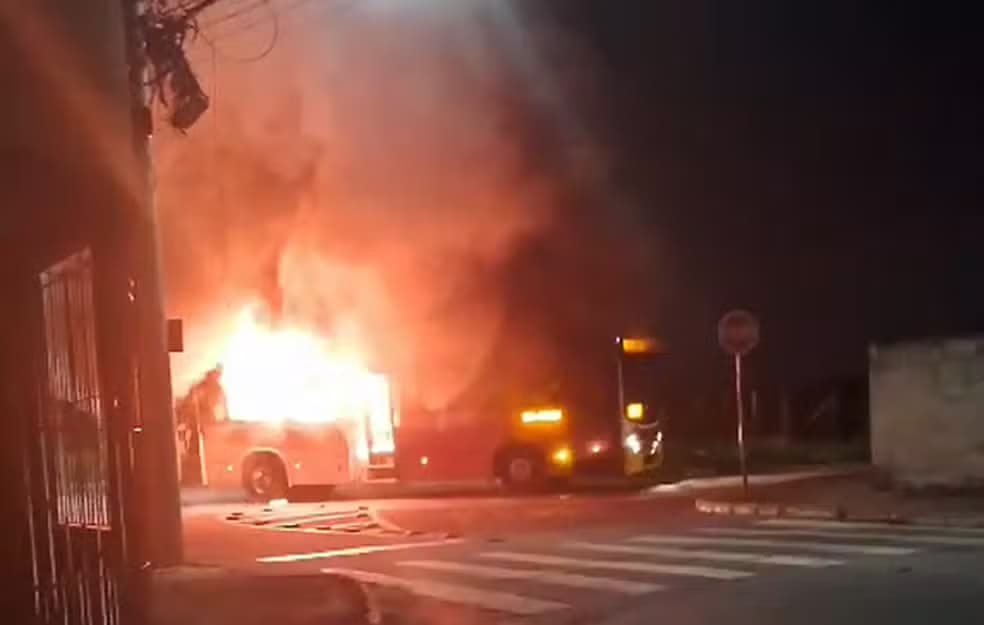 Õnibus é incendiado em São José dos Campos durante protesto. Foto: arquivo pessoal