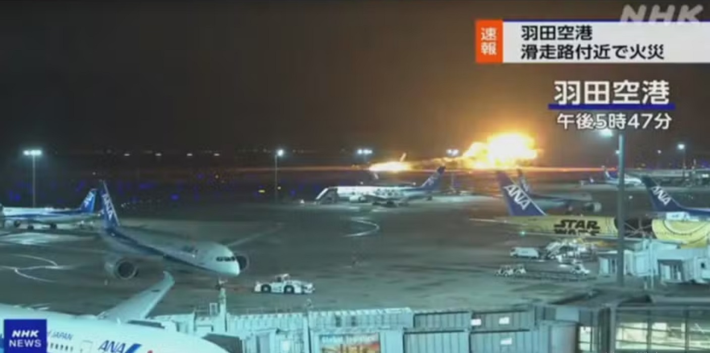 avião colide e pega fogo no japao. Colisão na pista provoca incêndio em avião com 367 passageiros no Japão