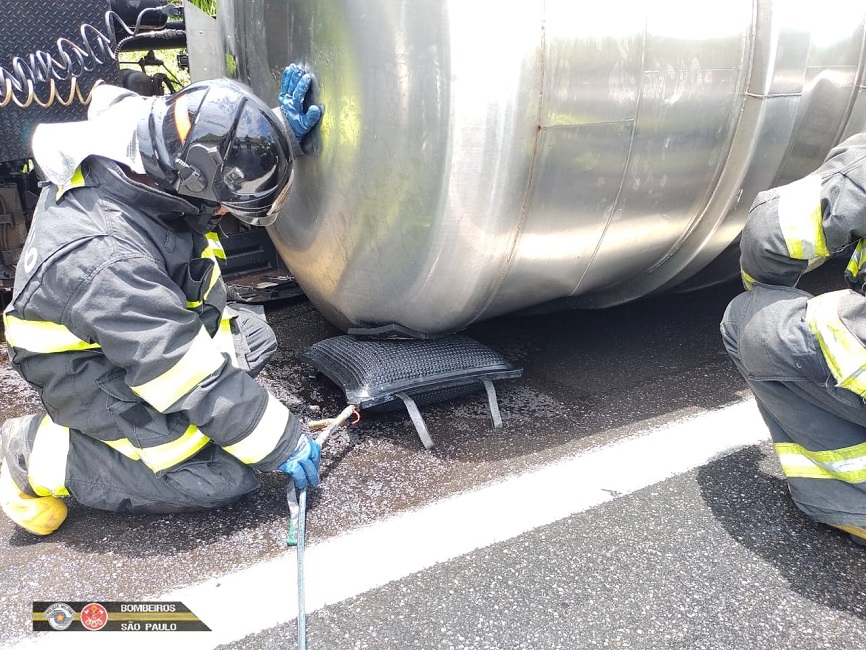 bombeiros resfriam tanque de combustível tombado na via Dutra. Via Dutra volta a ser interditada em Pinda; Bombeiros atuam no transbordo de gasolina de caminhão tombado