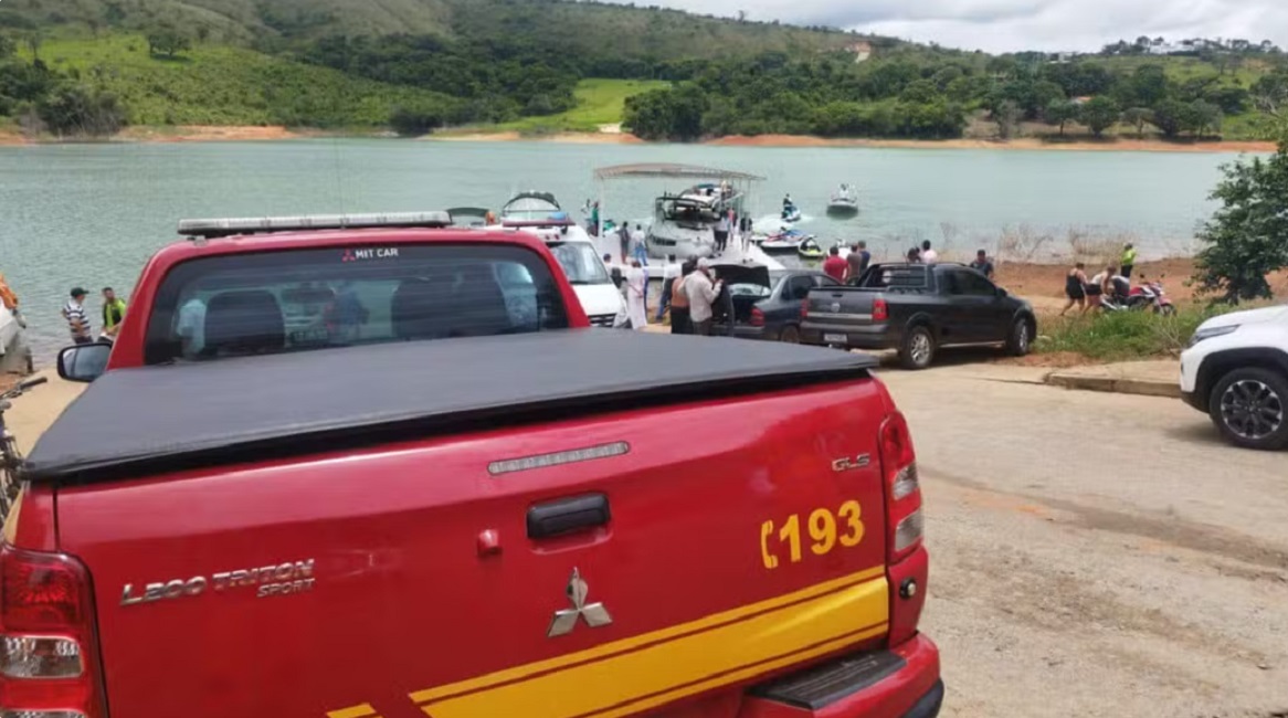 carro dos bombeiros próximo a lago de furnas. 